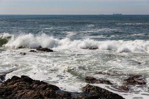 vagues se brisant sur la côte portugaise photo