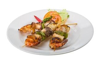 barbecue de fruits de mer sur blanc photo