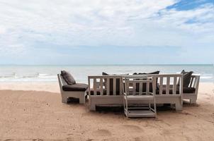 Détendez-vous des chaises et des tables le long de la plage à pattaya en thaïlande photo