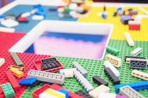 jeu de puzzle de blocs de jouets colorés pour la pratique du cerveau des enfants photo