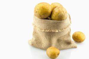 sac de pommes de terre isolé sur blanc photo