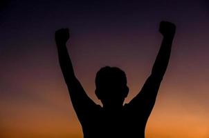 silhouette de l'homme heureux de la victoire photo