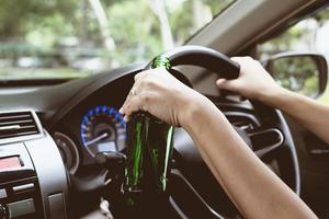 femme buvant de la bière en conduisant une voiture photo