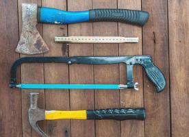 vieux outils à main de construction sur un plancher en bois brun photo