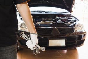 homme mécanicien réparant une voiture photo