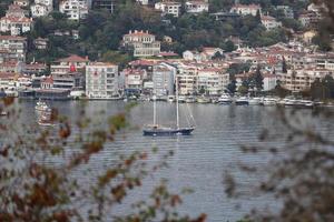 bâtiments et voilier dans la ville d'istanbul, turquie photo