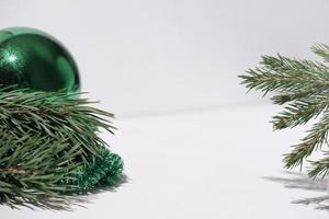 scène de noël avec des branches de sapin et une boule de noël. vitrine d'affichage pour la vente de vacances d'hiver. ensemble de placement de produit. maquette photo