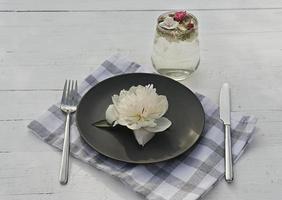 fleur de pivoine blanche sur une assiette et de la limonade photo