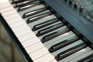 vue rapprochée du synthétiseur de clavier musical électronique. piano pour enregistrer de la musique dans un studio, équipement professionnel. photo