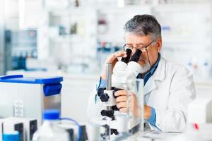 Chercheur masculin senior effectuant des recherches scientifiques dans un laboratoire