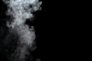 poudre abstraite ou effet de fumée isolé sur fond noir, flou photo