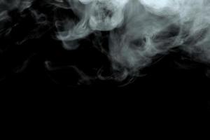 poudre abstraite ou effet de fumée isolé sur fond noir, flou photo