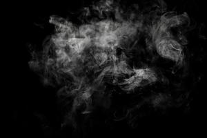 Poudre abstraite ou fumée isolée sur fond noir photo