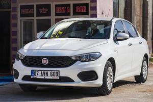 antalya turquie 04 mars 2022 la fiat egea blanche se gare dans la rue un jour d'été photo