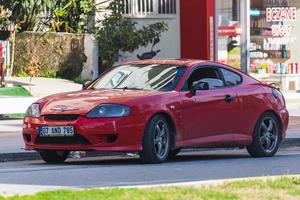 antalya turquie 04 mars 2022 hyundai tiburon rouge est garé dans la rue par une chaude journée sur fond de construction, boutique photo