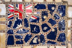 drapeau national de l'australie sur fond de mur de pierre. bannière de drapeau sur fond de texture de pierre. photo