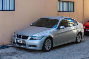 antalya turquie 04 mars 2022 argent bmw série 3 est garée dans la rue par une chaude journée photo