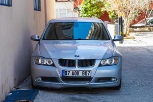 antalya turquie 04 mars 2022 argent bmw série 3 est garée dans la rue par une chaude journée photo