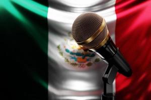 microphone sur le fond du drapeau national du mexique, illustration 3d réaliste. prix de musique, karaoké, équipement de sonorisation de studio de radio et d'enregistrement photo