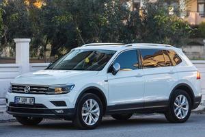 manavgat turquie 05 mars 2022 le volkswagen tiguan blanc est garé dans la rue par une chaude journée photo