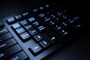 clavier d'ordinateur noir sur fond noir. rendu 3d de l'équipement de streaming et du concept d'espace de travail des joueurs photo