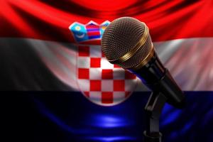 microphone sur le fond du drapeau national de la croatie, illustration 3d réaliste. prix de musique, karaoké, équipement de sonorisation de studio de radio et d'enregistrement photo