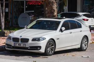 antalya turquie le 04 mars 2022 la bmw série 5 blanche est garée dans la rue par une chaude journée d'automne photo