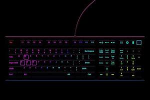 clavier d'ordinateur rvb sur fond noir. rendu 3d de l'équipement de streaming et du concept d'espace de travail des joueurs photo