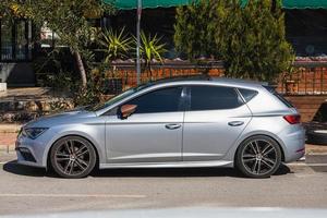 antalya turquie 04 mars 2022 silver seat leon est garé dans la rue par une chaude journée d'été photo