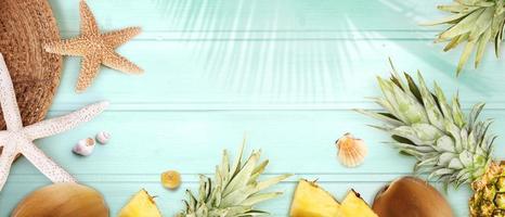 concept nautique avec feuille de palmier, chapeau de plage, étoile de mer et ananas. photo
