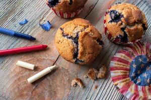 muffins patriotiques aux myrtilles avec des crayons rouges, blancs et bleus photo