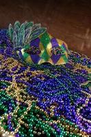 tas de perles de mardi gras avec masque de carnaval coloré avec espace de copie photo