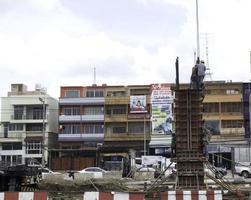 la construction de colonnes de pont où les gens travaillent, ciment de béton, structures de sol solides - nakhon pathom thailand -10-8-2014 photo