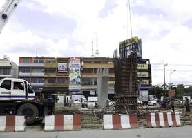 la construction de colonnes de pont où les gens travaillent, ciment de béton, structures de sol solides - nakhon pathom thailand -10-8-2014 photo