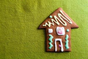 petite maison de biscuit sur le vert photo