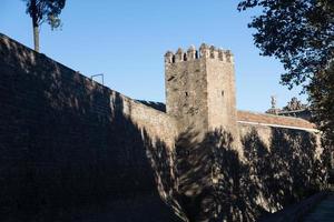 vieux mur et tour de la ville de barcelone photo