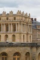 célèbre palais versailles près de paris, france avec de beaux jardins photo