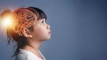 concept de système nerveux cérébral. la science est quelque chose que les enfants devraient étudier et apprendre. processus de pensée et psychologie des enfants. photo