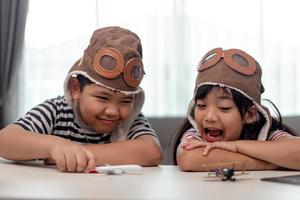 deux enfants avec des avions dans les mains photo