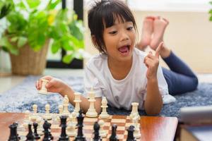 petite fille ayant une leçon d'échecs en ligne, e-éducation, apprentissage à distance photo