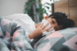 petite fille a froid et se mouche à la maison. photo