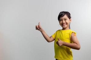 concept de vaccins covid 19 pour les enfants. studio un portrait d'une adorable fille asiatique après avoir reçu sa première dose de vaccin. immunisé, en sécurité, disponible, retour à l'école. photo