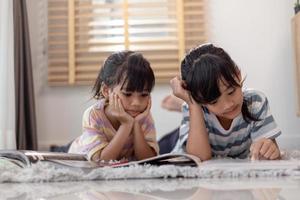 frères et sœurs concentrés lisant un livre photo