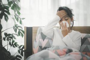 petite fille a froid et se mouche à la maison. photo