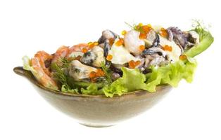 salade de fruits de mer au caviar rouge à l'avocat photo