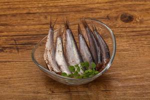 anchois dans le bol servi feuilles de basilic photo