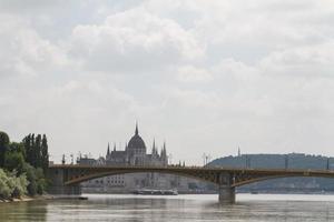 vue panoramique sur le pont margit récemment rénové à budapest. photo