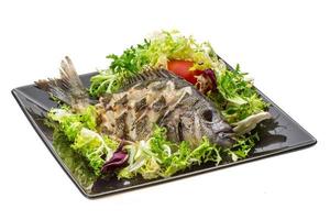 tilapia grillé avec salade photo