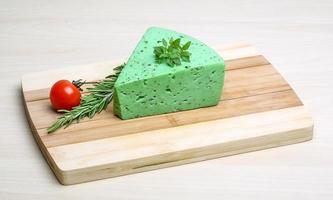 fromage pesto vert et feuilles de basilic photo