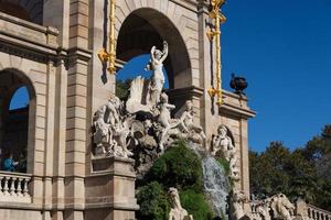 fontaine du lac du parc de la ciudadela de barcelone avec quadrige doré d'aurore photo